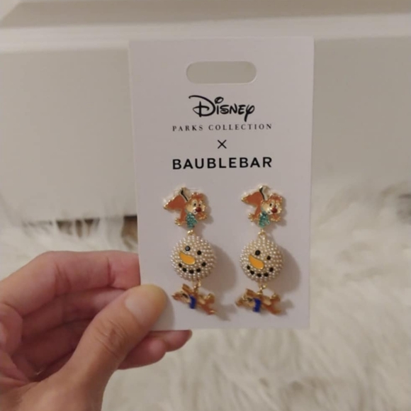 🎄FIRM! NWT DISNEY PARKS COLLECTION X BAUBLEBAR 2023 CHIP & DALE SNOWMAN EARRING - Picture 8 of 12